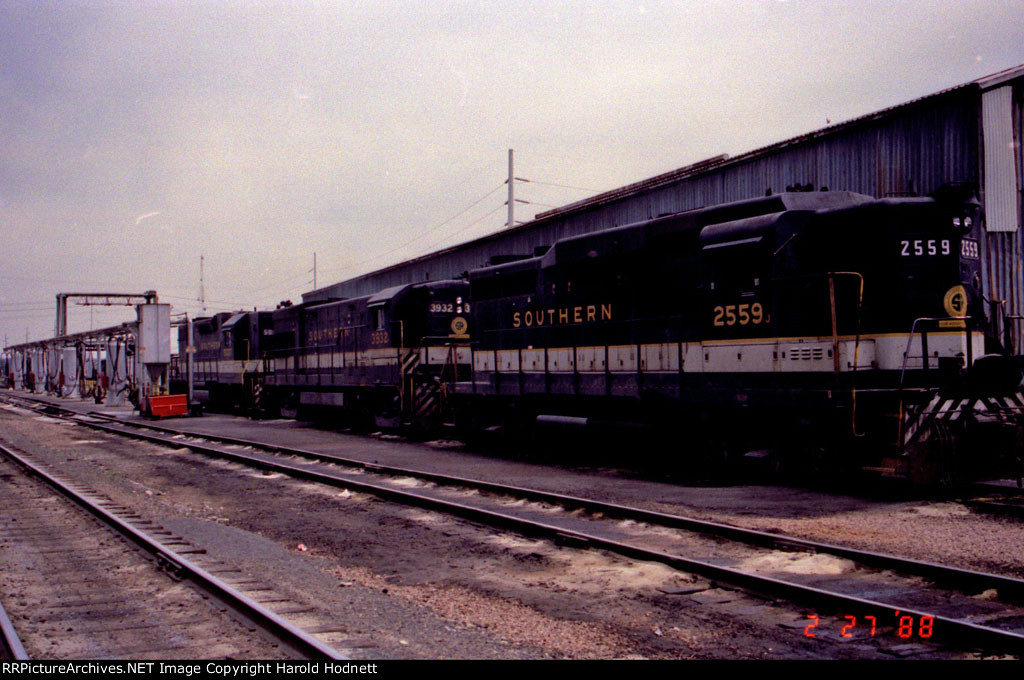SOU 2559 and others in Glenwood Yard
